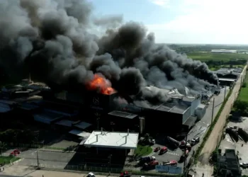 Foto aérea da fábrica de chocolate tomada pelo fogo