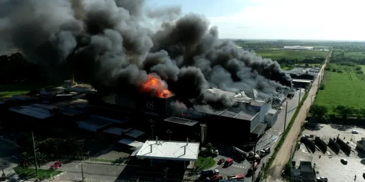 Foto aérea da fábrica de chocolate tomada pelo fogo