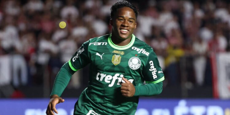 foto endrick com camisa do palmeiras