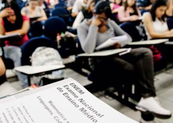 Foto alunos prestando Enem