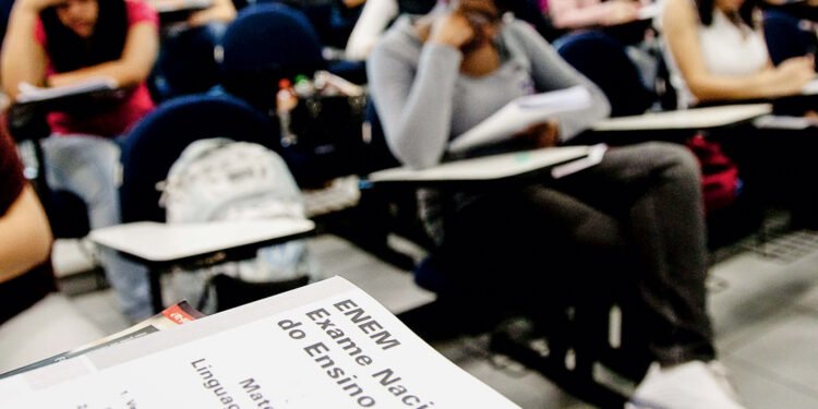 Foto alunos prestando Enem