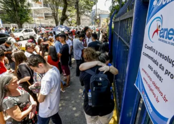Foto estudantes em frente a escola para enem