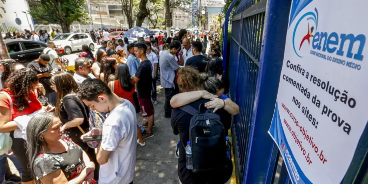Foto estudantes em frente a escola para enem