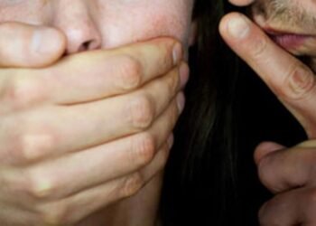 foto homem com mão na boca de mulher