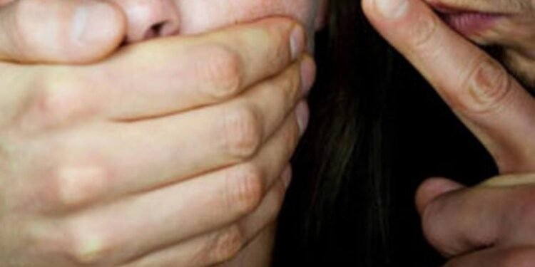 foto homem com mão na boca de mulher