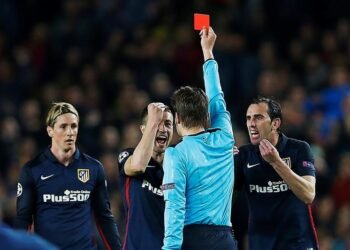 Foto juiz mostrando cartão vermelho para jogador