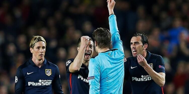 Foto juiz mostrando cartão vermelho para jogador