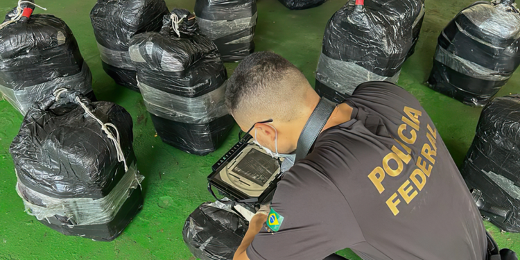 A bordo do Grande Amburgo, PF e PRF apreendem 1,5 tonelada de cocaína
