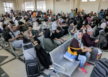Foto imigrantes em sala de espera na Faixa de Gaza