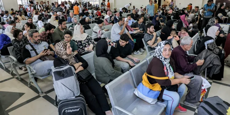 Foto imigrantes em sala de espera na Faixa de Gaza