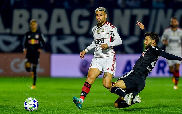 Flamengo vence Bragantino e entra na briga pelo título do