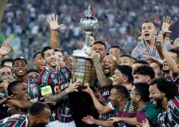 Foto jogadores do Fluminense levantando a taça de campeão da Libertadores