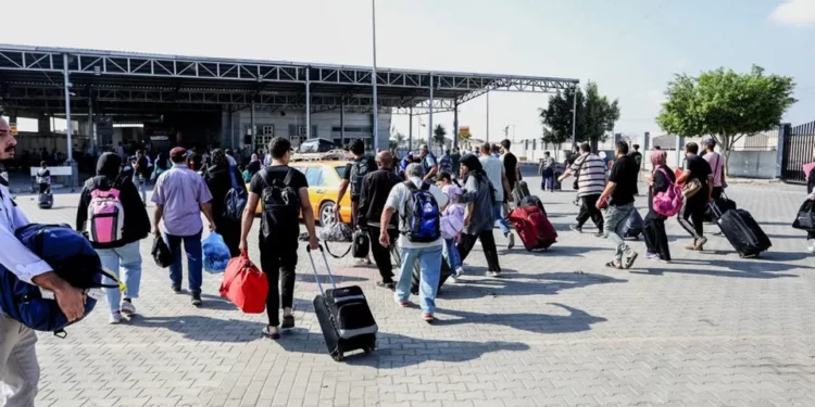 Foto migrantes passagem de Rafah