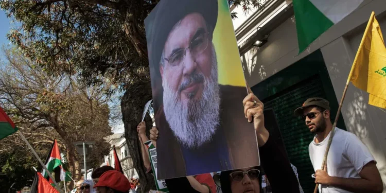 Foto de manifestante com foto de líder do Hezbollah em mãos