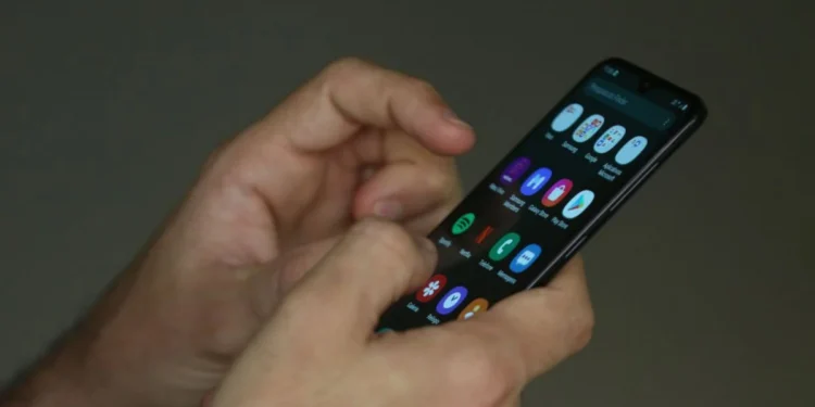 Foto mãos segurando celular