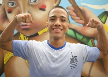 Foto de lucas com braços levantados