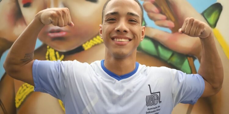 Foto de lucas com braços levantados