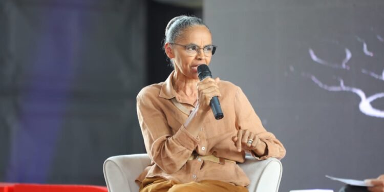 Marina Silva discursa em conferência TEDxAmazônia sobre conservação da biodiversidade