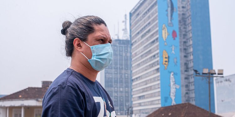 Foto homem com máscara no centro de Manaus