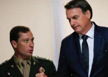 Foto com Mauro Cid e Bolsonaro