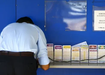 foto homem fazendo jogo da mega sena