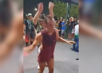 membro de escola de samba empurra jucinha