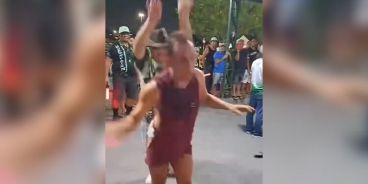 membro de escola de samba empurra jucinha