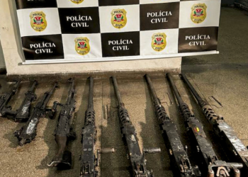 Foto de metralhadoras recuperadas