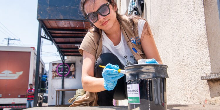 Foto agente colocando armadilha contra o mosquito Aedes Aegypti