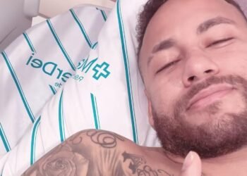 Foto Neymar deitado em cama após cirurgia