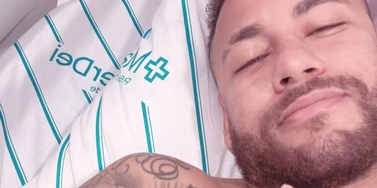 Foto Neymar deitado em cama após cirurgia