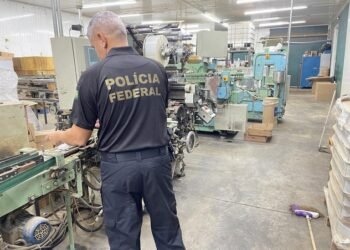 Foto policial investigando empresas de cigarro