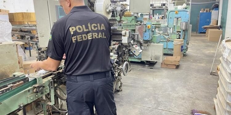 Foto policial investigando empresas de cigarro