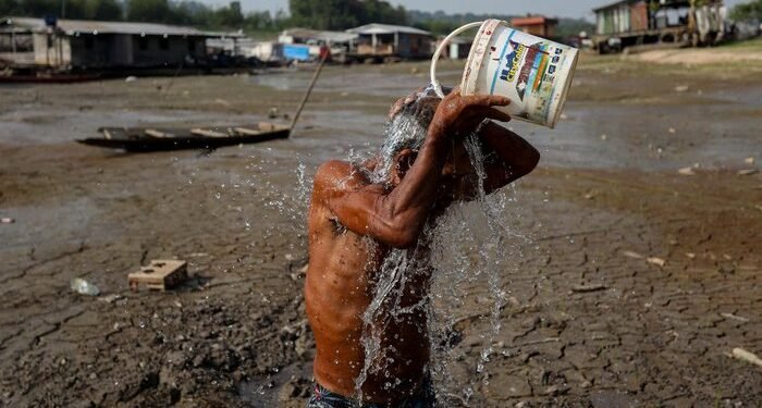 Foto homem se molhando com balde
