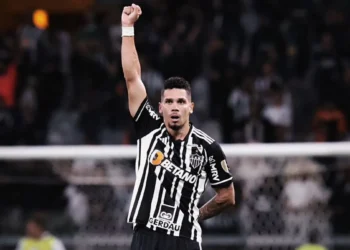 foto paulinho fazendo gesto antirracista