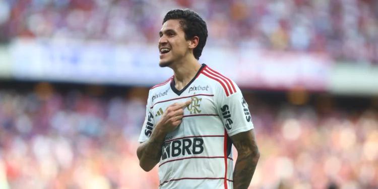 Foto do jogador Pedro do Flamengo comemorando gol