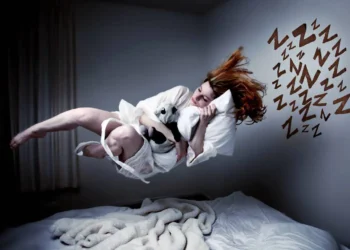 Foto pessoa flutuando enquanto dorme
