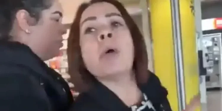 Foto mulher sendo xenófoba com brasileira