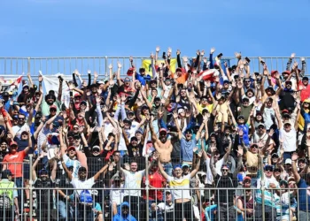 Foto com público nas arquibancadas de Interlagos