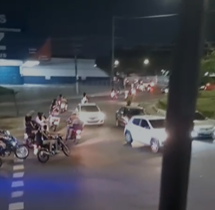 Foto momento motociclistas na contramão