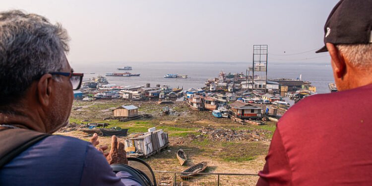 foto pessoas olhando para o rio negro em manaus