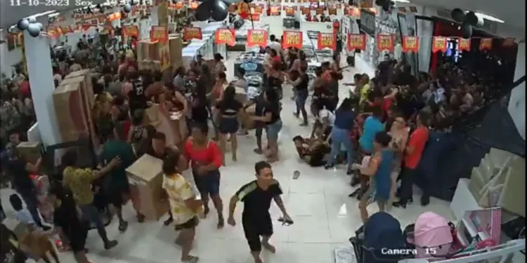 Foto tumulto pessoas em loja Macapá