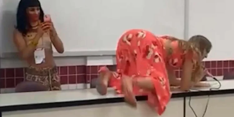 Dança erótica universidade