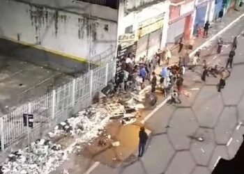 Foto usuários de crack tentando invadir loja em São Paulo