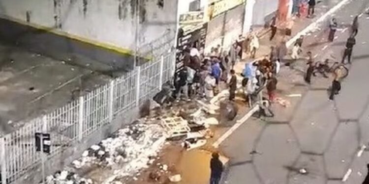 Foto usuários de crack tentando invadir loja em São Paulo