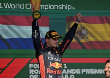 Foto Verstappen comemorando vitória no GP de São Paulo