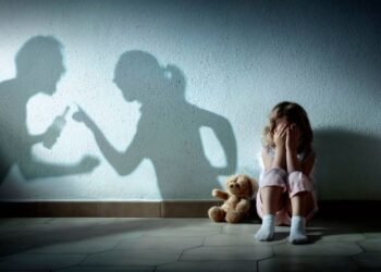 Foto sombra de pais discutindo enquanto criança coloca mão no rosto