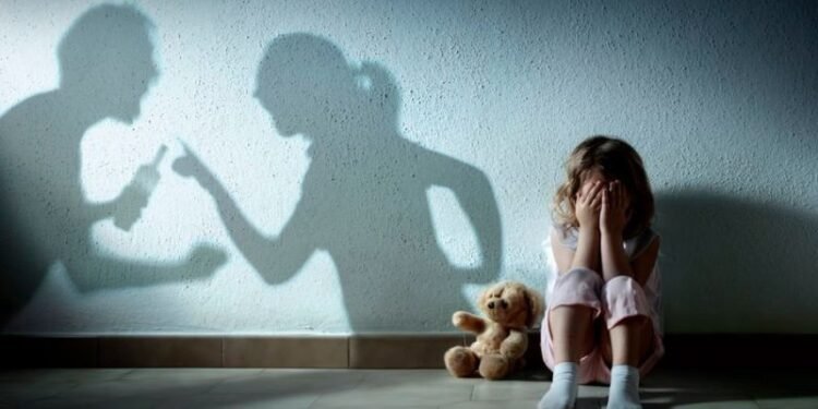 Foto sombra de pais discutindo enquanto criança coloca mão no rosto