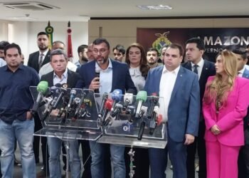 Foto de Wilson durante entrevista com secretariado e parlamentares