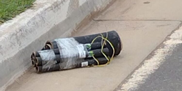 Artefato explosivo é deixado debaixo de caminhão em frente a um residencial, em Manaus